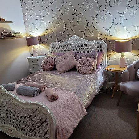 Siobhan'S Abode 2 Deluxe Doubles N Large Single No Pets Swindon Dış mekan fotoğraf