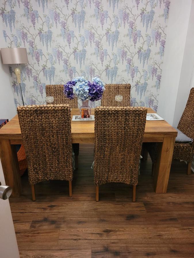 Siobhan'S Abode 2 Deluxe Doubles N Large Single No Pets Swindon Dış mekan fotoğraf