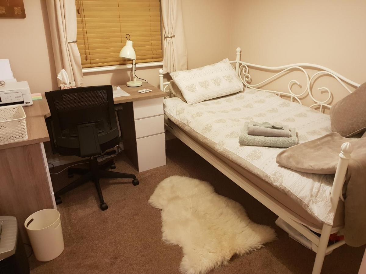 Siobhan'S Abode 2 Deluxe Doubles N Large Single No Pets Swindon Dış mekan fotoğraf